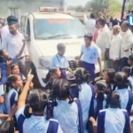 शिरूर तालुक्यातील सविंदणे येथे क्रीडा शिक्षकाला घरात घुसून मारहाण; विद्यार्थ्यांनी ठिय्या आंदोलन करत केली कारवाईची मागणी…